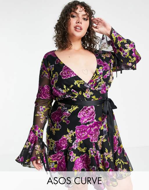 ASOS DESIGN Curve – Exklusiv miniklänning av satin i omlottdesign med blommigt mönster i devoréstil med knytband