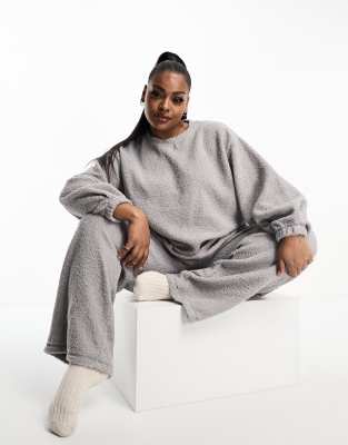 ASOS DESIGN Curve - Exklusives Lounge-Set aus grauem Teddyfell mit Sweatshirt und weit geschnittener Hose