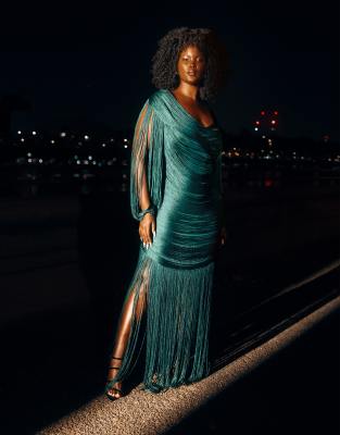 ASOS DESIGN Curve - Exklusives Maxikleid in Tannengrün mit Fransenbesatz, Wasserfallausschnitt und weiten Ärmeln