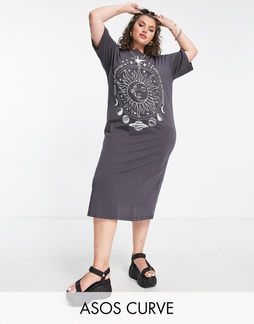 ASOS DESIGN Curve Exklusives Midi T Shirt Kleid mit Sonnenwende Print