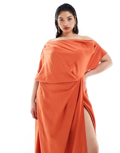 ASOS DESIGN Curve – Exklusives, schulterfreies Maxikleid in strukturiertem Rostrot mit hohem Schlitz, 2 von 4