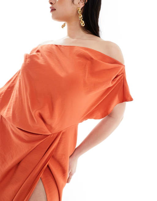 ASOS DESIGN Curve – Exklusives, schulterfreies Maxikleid in strukturiertem Rostrot mit hohem Schlitz, 3 von 4