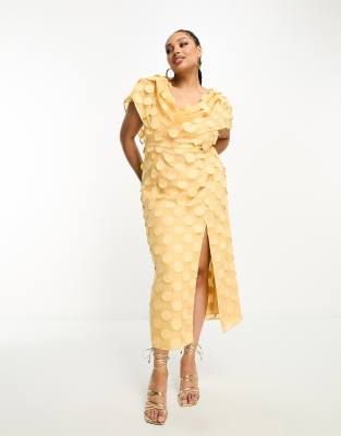 ASOS DESIGN Curve - Exklusives, strukturiertes Maxikleid in Pastellgelb mit Wasserfallausschnitt und Schulterdetail