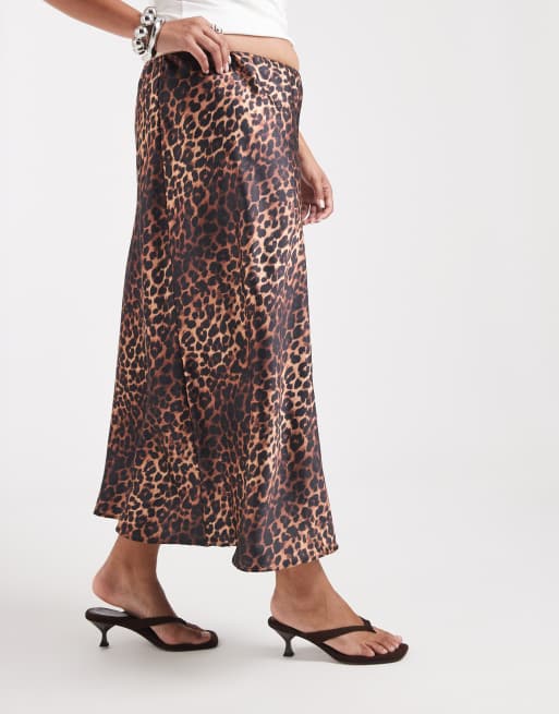 ASOS DESIGN Curve - falda maxi de satén al bies con estampado animal, 3 de 5