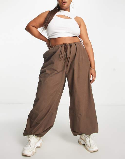 ASOS DESIGN Curve – Fallschirm-Cargohose in Braun