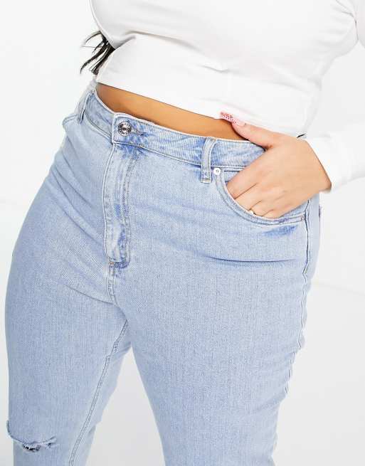 ASOS DESIGN Curve – Farleigh – Klarblå slim mom jeans med hög midja och revor, 3 av 4