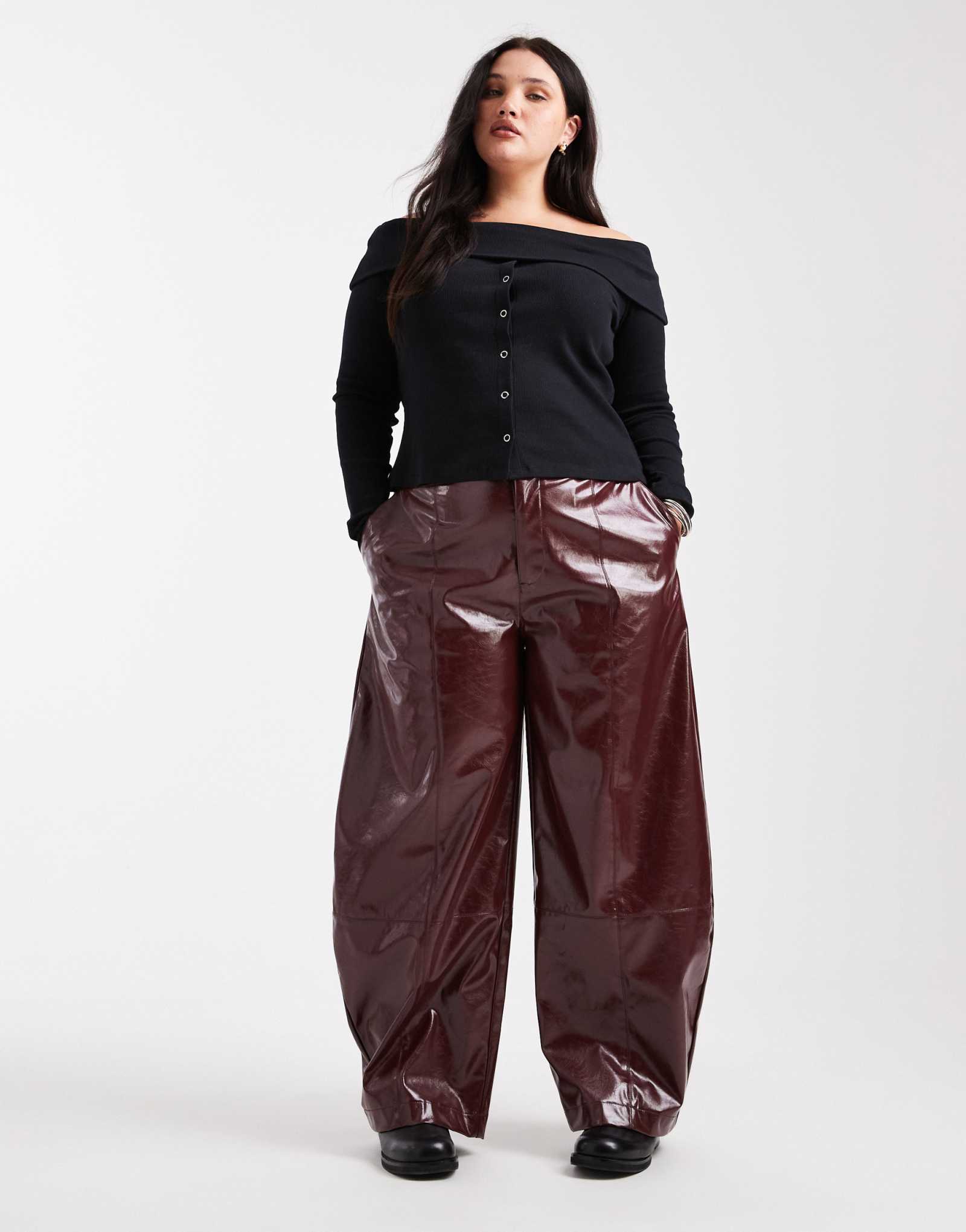 Брюки-бочкообразные брюки из искусственной кожи ASOS DESIGN Curve с застежкой-молнией бордового цвета