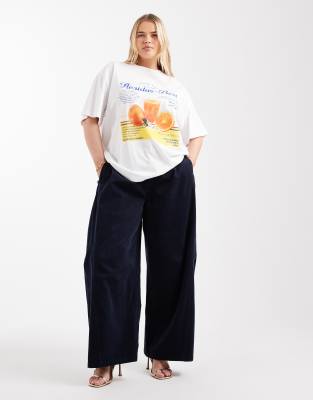 ASOS DESIGN Curve - Feincord-Hose in Marineblau mit extremem Horseshoe-Schnitt und Ziernähten-Gelb