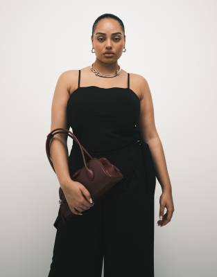 ASOS DESIGN Curve - Figurbetontes Camisole-Oberteil aus Twill in Schwarz mit welliger Brustpartie