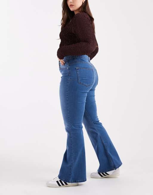 ASOS DESIGN Curve – Figurformende Jeans in dunklem Mittelblau mit ausgestelltem Bein und Powerstretch, 3 von 5