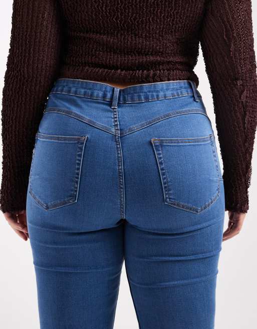 ASOS DESIGN Curve – Figurformende Jeans in dunklem Mittelblau mit ausgestelltem Bein und Powerstretch, 4 von 5