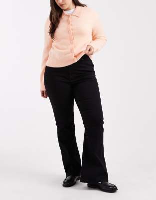 ASOS DESIGN Curve - Figurformende Jeans in Schwarz mit ausgestelltem Bein und Powerstretch