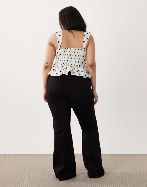 ASOS DESIGN Curve – Figurformende Jeans in Schwarz mit ausgestelltem Bein und Powerstretch, 3 von 5
