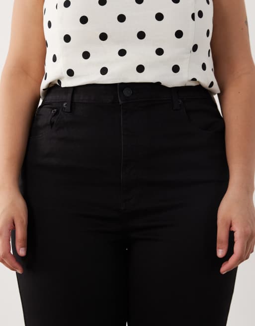 ASOS DESIGN Curve – Figurformende Jeans in Schwarz mit ausgestelltem Bein und Powerstretch, 4 von 5