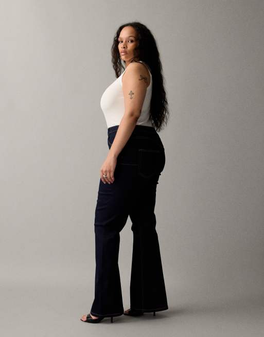 ASOS DESIGN Curve – Figurformende Jeans mit ausgestelltem Bein und Superstretch in Rinse, 2 von 7