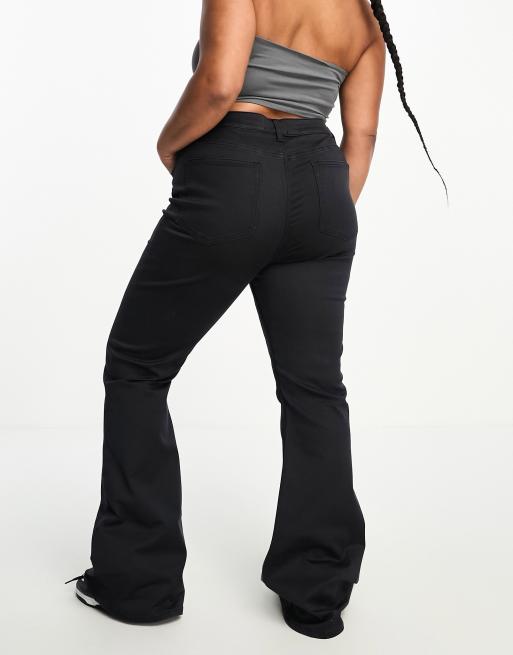 ASOS DESIGN Curve – Figurformende Jeans mit ausgestelltem Bein und Superstretch in Schwarz, 2 von 5