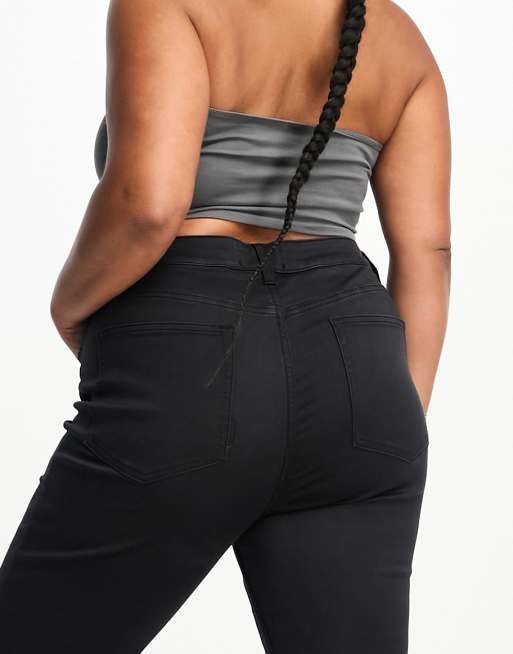 ASOS DESIGN Curve – Figurformende Jeans mit ausgestelltem Bein und Superstretch in Schwarz, 4 von 5