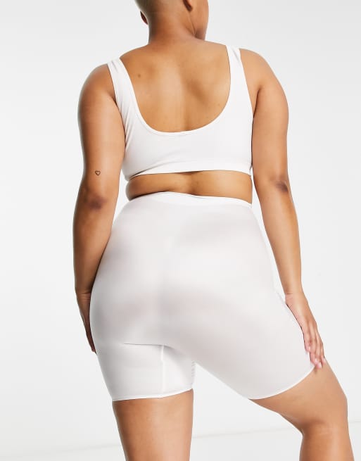 ASOS DESIGN Curve Figurformende Shorts in WeiB ASOS