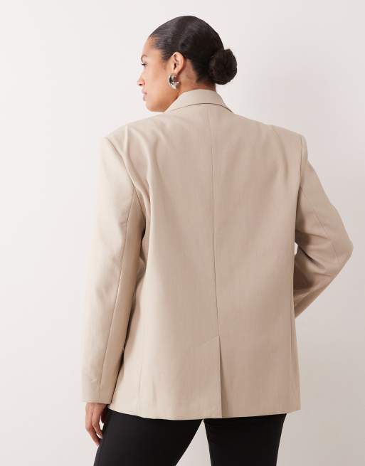 ASOS DESIGN Curve figursydd kavaj med markerade axlar och dubbelknäppning i sandmelerad, 4 av 4
