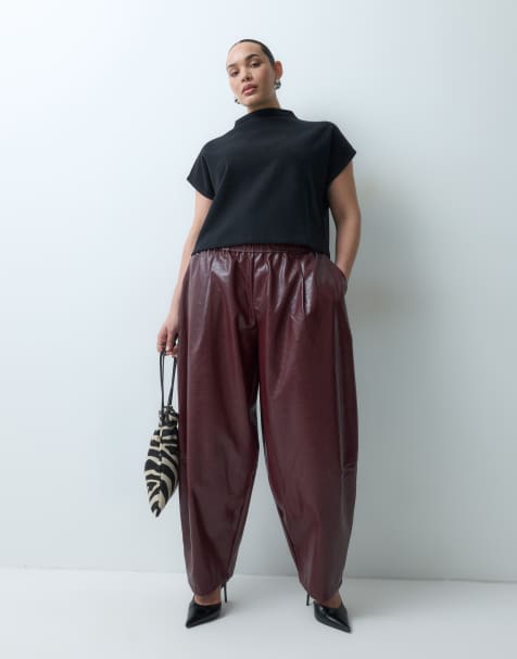 ASOS DESIGN Curve figursydda avsmalnande byxor i bordeaux med krackelerad läderimitation - view 1