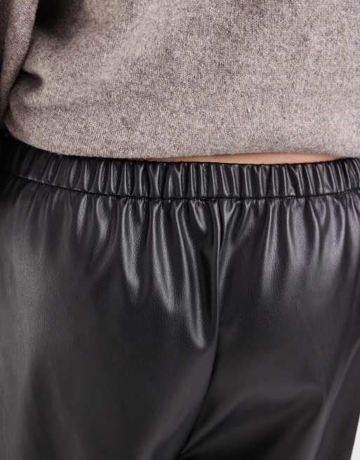 ASOS DESIGN Curve figursydda avsmalnande joggers i läderimitation, svart, 5 av 5