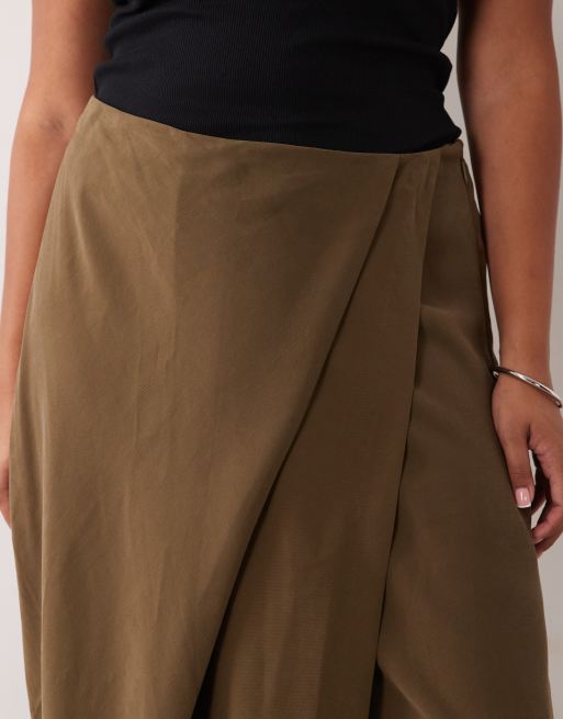 ASOS DESIGN Curve figursydda byxor med omlottmidja och vida ben i oliv, 3 av 5