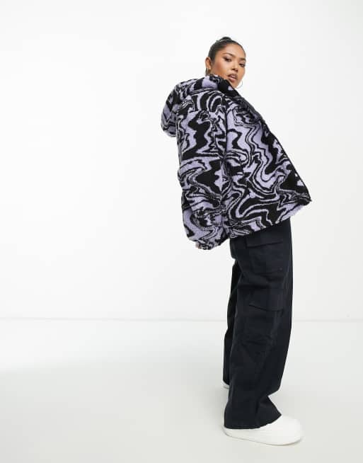 ASOS DESIGN Curve – Fioletowa wzorzysta kurtka z kożuszka