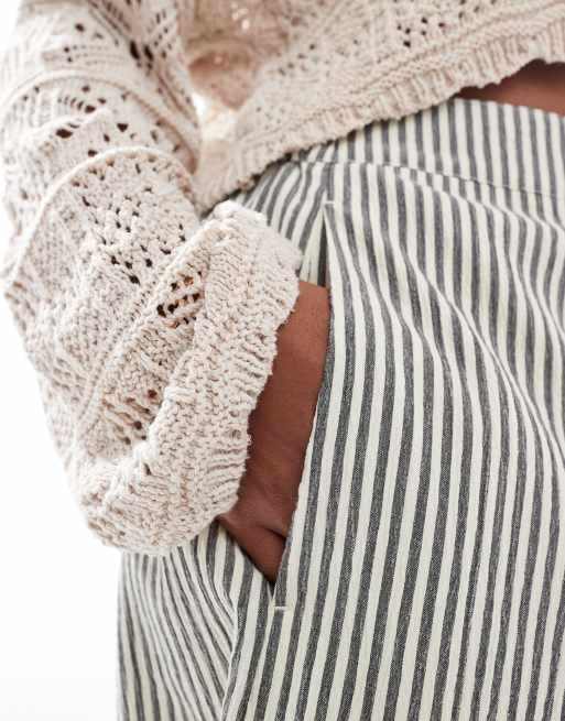 ASOS DESIGN Curve - Flagrende pull-on-shorts med tekstur og monokrome striber, 5 af 5