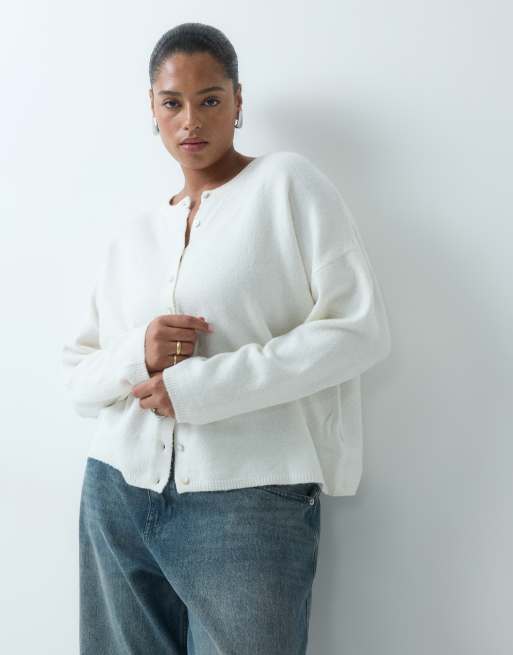 ASOS DESIGN Curve flauschige Cardigan mit lockerer Passform und Rundhalsausschnitt in Cremeweiß, 4 von 5