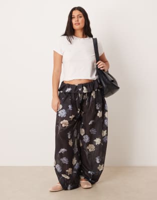 ASOS DESIGN Curve - Fließende Hose in Schwarz mit Blumenmuster