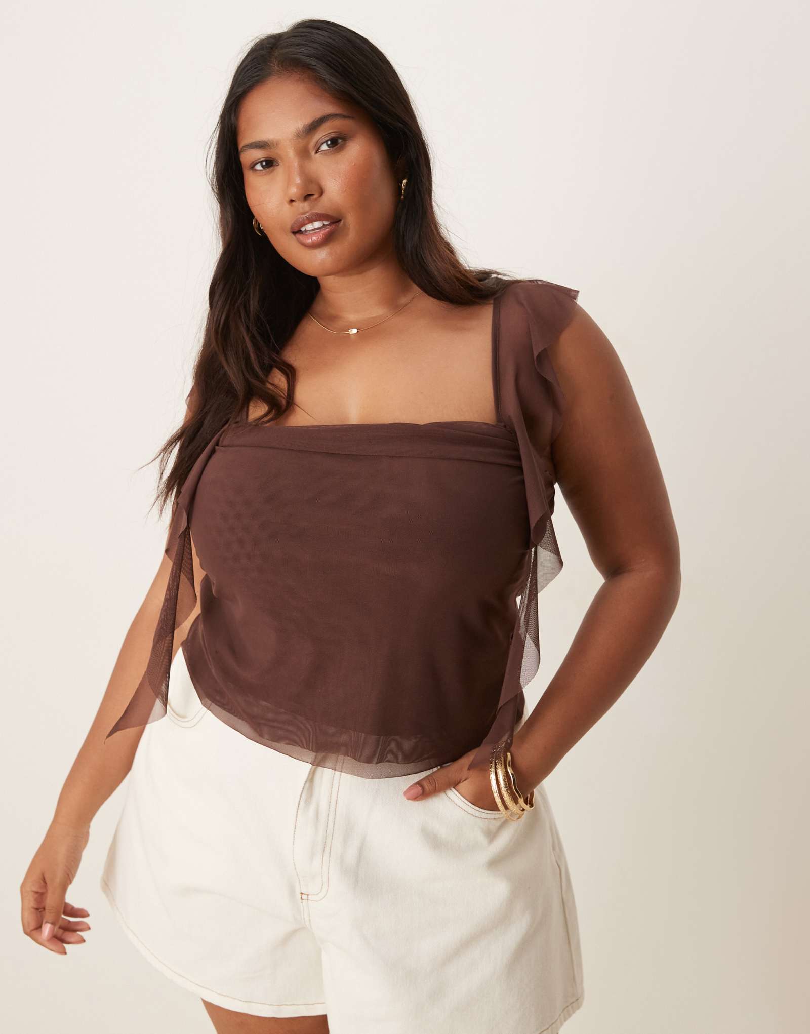 ОБЛЕГАЮЩИЙ сетчатый топ на бретелях ASOS DESIGN Curve с рюшами шоколадного цвета
