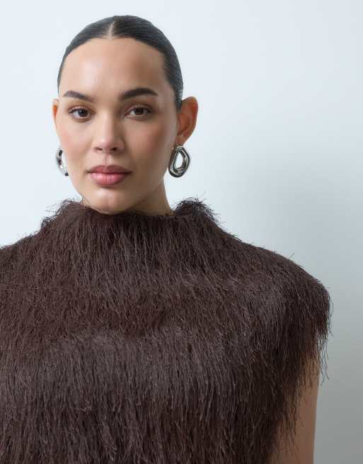 ASOS DESIGN Curve fluffig ärmlös miniklänning med ståkrage i chokladbrun, 3 av 5