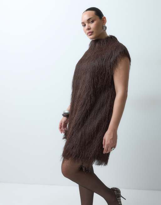 ASOS DESIGN Curve fluffig ärmlös miniklänning med ståkrage i chokladbrun, 4 av 5