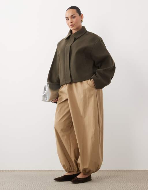 ASOS DESIGN Curve formeel topje met kraag cropped jack in kaki, 2 van 4