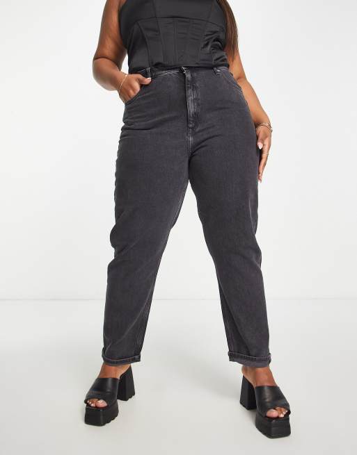 ASOS DESIGN Curve - Forvaskede, sorte og smalle mom-jeans 