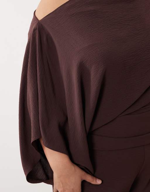 ASOS DESIGN Curve – Fudgefärgad, draperad jumpsuit med en bar axel, 3 av 4