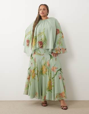 Макси-платье ASOS DESIGN Curve в полный рост с накидкой и заклепками из многослойного принта tbc