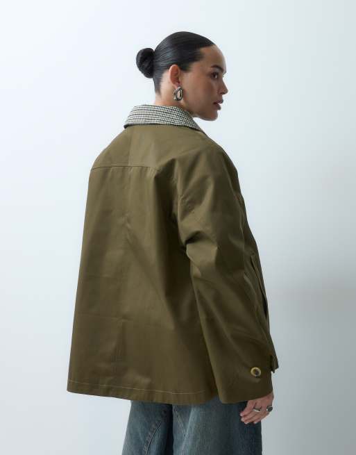 ASOS DESIGN Curve - gabardina con detalle de capa y forro a cuadros en caqui, 5 de 5