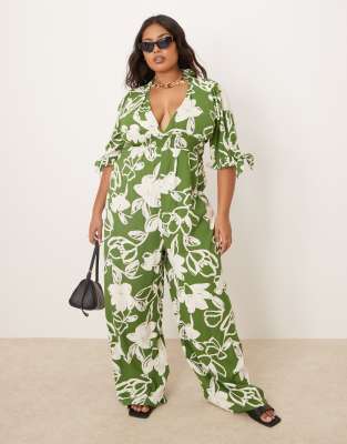 ASOS DESIGN Curve - Geblümter Jumpsuit in Grün mit gesmokter Taille-Bunt