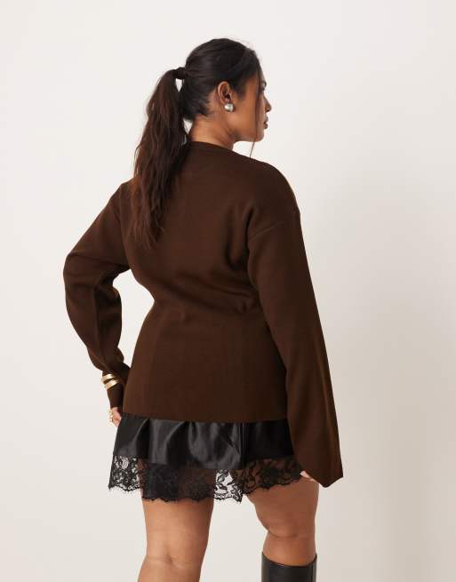 ASOS DESIGN Curve - Gebreid gestructureerd vest met ronde hals en gouden knopen in chocoladebruin, 2 van 4