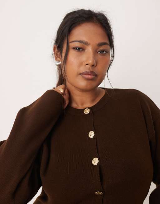 ASOS DESIGN Curve - Gebreid gestructureerd vest met ronde hals en gouden knopen in chocoladebruin, 3 van 4