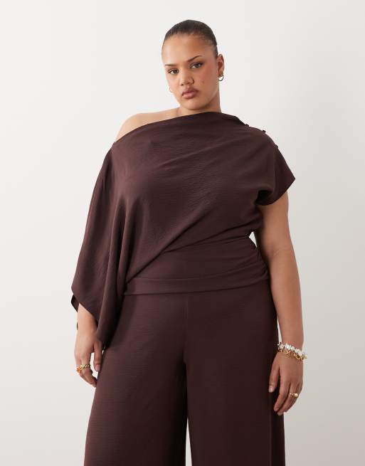 ASOS DESIGN Curve - Gedrapeerde jumpsuit met afhangende schouder in fudge, 2 van 4