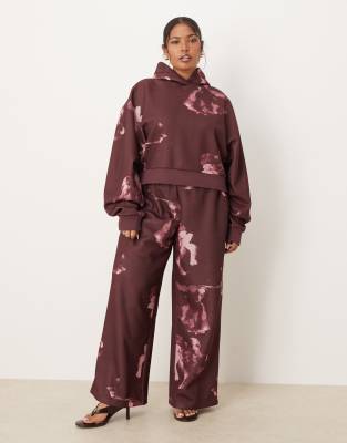 ASOS DESIGN Curve - Gerade geschnittene Jogginghose in Pflaume mit All-over-Blumenmuster, Kombiteil-Lila