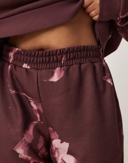 ASOS DESIGN Curve – Gerade geschnittene Jogginghose in Pflaume mit All-over-Blumenmuster, Kombiteil, 3 von 5