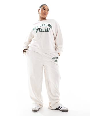 ASOS DESIGN Curve - Gerade geschnittene Jogginghose mit „Auckland"-Stickerei-Braun