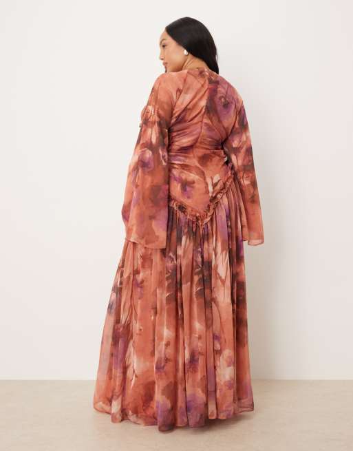 ASOS DESIGN Curve – Gerafftes Chiffon-Maxikleid in Rostrot mit Knitterstruktur, Blumenmuster und kleinen Rüschen, 3 von 4
