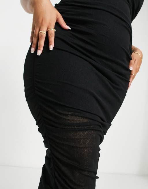 ASOS DESIGN Curve – Gerafftes Midikleid in Schwarz mit goldenen Kettenriemen, 3 von 4