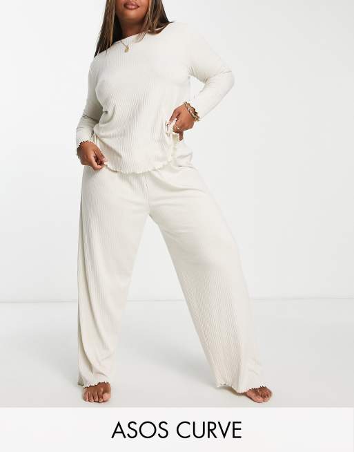 ASOS DESIGN Curve - Geribbelde pyjamaset met top met lange mouwen en broek met golvende zoom in lichtbeige