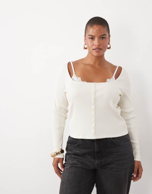 ASOS DESIGN Curve geribde top met knoopsluiting en kanten onderlaag in crème, 2 van 4