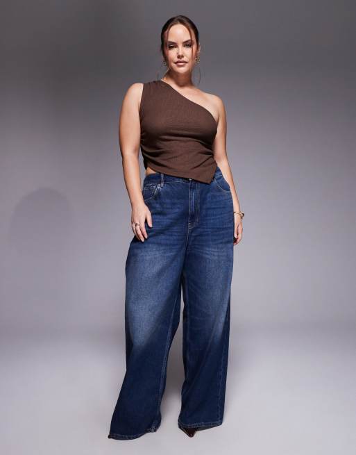 ASOS DESIGN Curve - Gerimpelde top met textuur en blote schouder in chocoladebruin, 2 van 4
